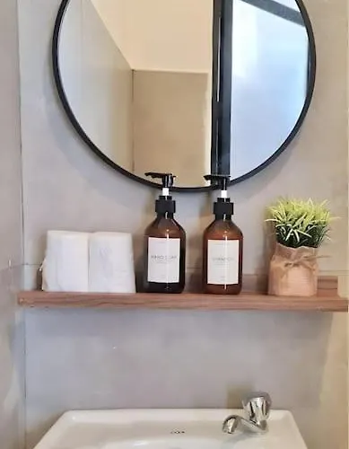 New Modern Near & Airport Apartment