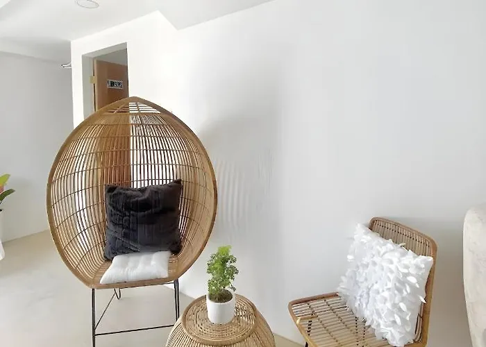 New Modern Near & Airport Apartment *